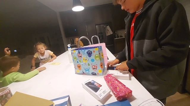 Подросток в Америке / Скромный День Рождения / 14 лет в Америке / Подарки смотреть онлайн