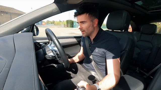 Range Rover EVOQUE VS Porsche MACAN : WHICH IS THE BETTER BUY in 2021? смотреть онлайн