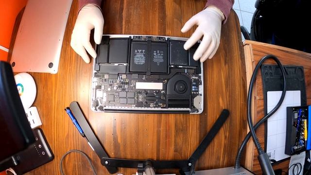 Macbook Pro A1502 Weird Noise Repair (Disassembly, How to open up Macbook Pro) смотреть онлайн