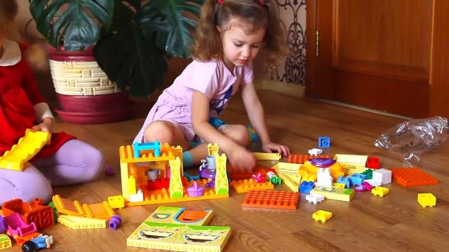 Привет, ребята! Девочки строят дом из конструктора! смотреть онлайн