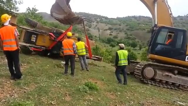 Как не надо поднимать экскаватор смотреть онлайн