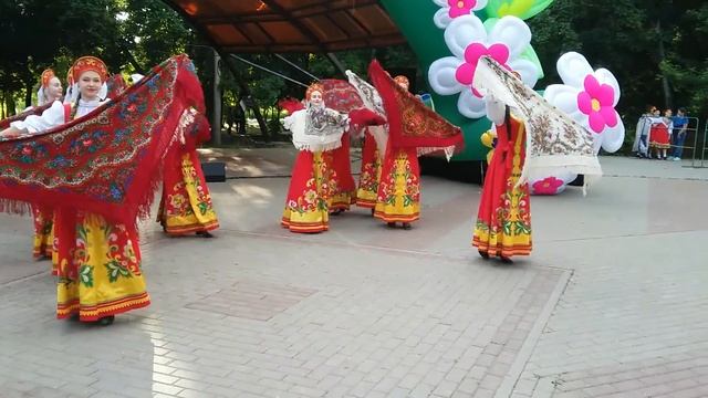 Ансамбль Веселинка. Танец с шалями. смотреть онлайн