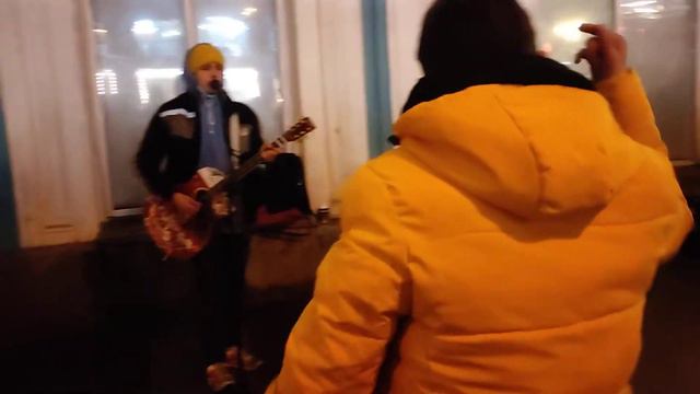 Вокалист-гитарист группы «Дешёвые Драмы» Глеб Васильев выступает на набережной канала Грибоедова...