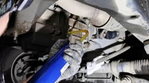 ГАЗЕЛЬ НЕКСТ ЦМФ заливаю масло в коробку.