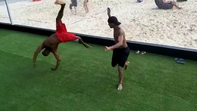 Escorpião fazendo um jogo de capoeira em Moscow. смотреть онлайн