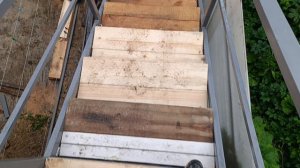 Лестница с большой площадкой и забежными ступенями