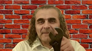 Как не поцарапать гайку на смесителе при откручивании.