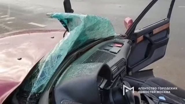 «БМВ» влетела в столб и осталась без крыши. Водитель чуть жив смотреть онлайн