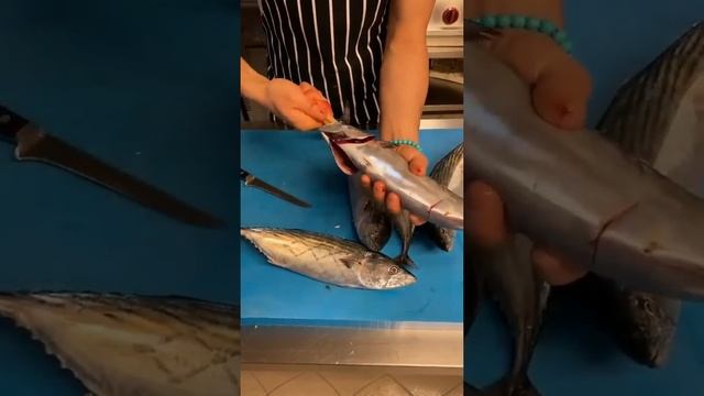 Удаляем кишки у рыбы без разреза или целая скумбрия смотреть онлайн