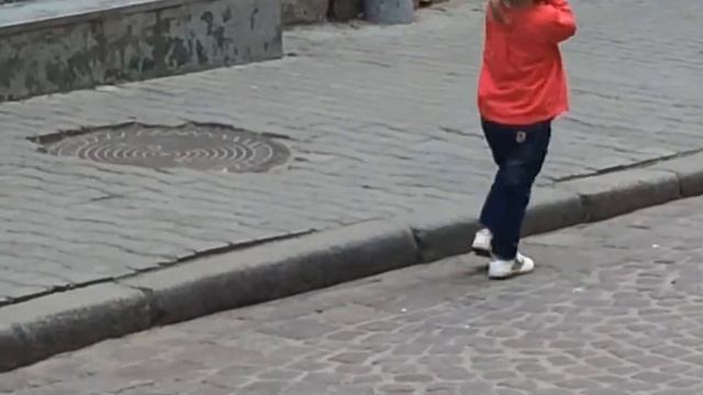 Позитив! Милане очень нравится музыка скрипки, а как танцует!) смотреть онлайн