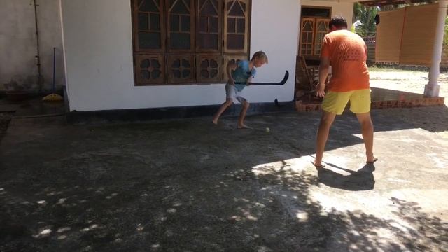 Хоккей на пляже?! Кто победит??? Подвижные игры для детей на улице!