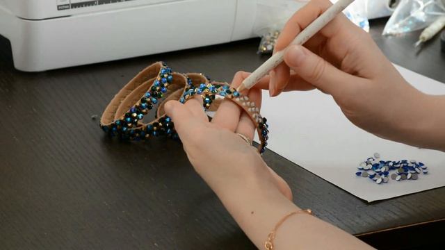 Как расклеить браслет стразами. Аксессуары для танцев смотреть онлайн