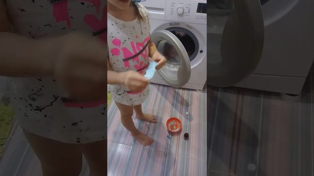Карина делает слайм из клея Elmers смотреть онлайн