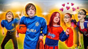 СТАРШИЕ ЧЕРЛИДЕРШИ vs МЛАДШИЕ ЧЕРЛИДЕРШИ! Почему все БОЯТЬСЯ ВСТРЕЧАТЬСЯ с ФУТБОЛИСТАМИ?!