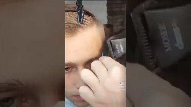 Как сделать аккуратный переход машинкой на расчёске? // Как сделать плоскость в мужской стрижке? смотреть онлайн