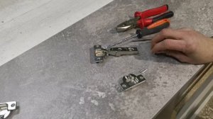 как из петли блюм. вытащить пружину.