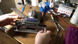 Разборка и чистка щетки беспроводного пылесоса Dyson