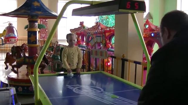 София в аэрохоккей обыграла папу.Sofia air hockey beat dad. смотреть онлайн
