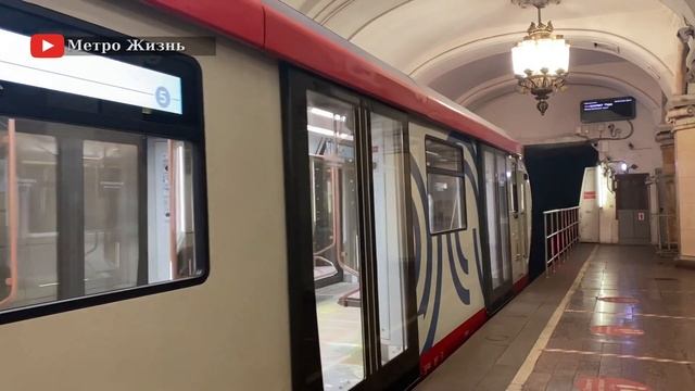 поезд Москва-2020 на станции Комсомольская кольцевой линии // 2.10.2020 // Метро Жизнь смотреть онлайн