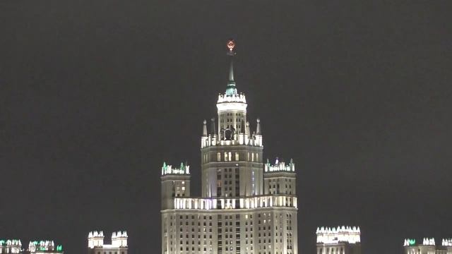 Вечерняя подсветка жилого дома на Котельнической набережной.