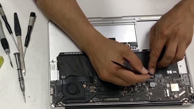 MacBook A1466 RE-ASSEMBLY | Putting it Together (Pt2) смотреть онлайн