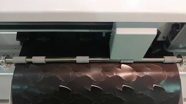 Резка магнитного винила 0,6 мм на плоттере каттере DIGICUT330 смотреть онлайн