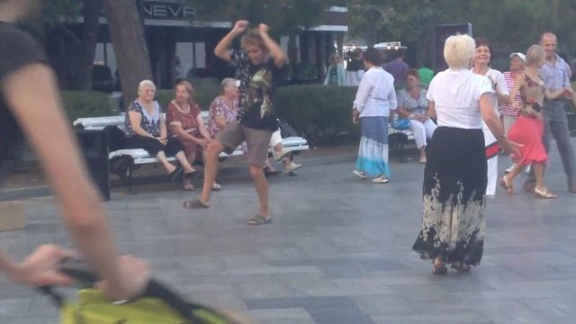 Мужик зажигает на набережной Ялты. смотреть онлайн