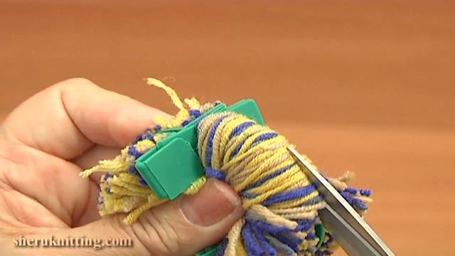 Yarn Pompom Making Tutorial 12 Method 5 of 8 Using Pompom Makers смотреть онлайн
