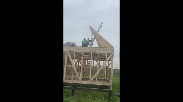 Подъем каркасных стен своими руками с помощью лебедки, помощь другу (видео 1)