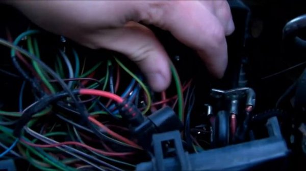 Зарядка есть но лампочка горит. Форд фокус2 ремонт проводки.