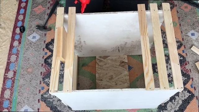 Лежанка для собаки & Прикроватная тумба смотреть онлайн