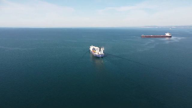Контейнеровоз "CMA CGM Tanger" - маленький, но очень смелый! (Small but very brave) Dron-video. смотреть онлайн