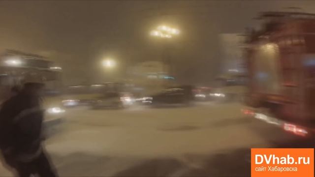 вызволение троллейбуса из снежного плена в Хабаровске смотреть онлайн