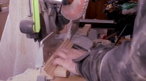 Быстрая и точная разметка и нарезка плинтусов для сборки 3х штук в один угол.