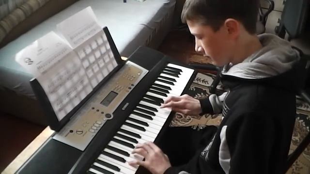 Скоро в нашем полку музыкантов прибавится ...Иван интенсивно познает игру на клавишах ;) смотреть онлайн