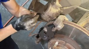 Замена колодок Форд Фокус 3 (прокачка тормозов)