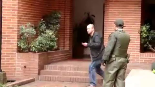 Полиция и неадекватный с тесаком смотреть онлайн