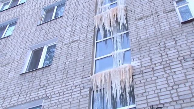 Весна пришла: в доме на Бакинской текут талые воды смотреть онлайн