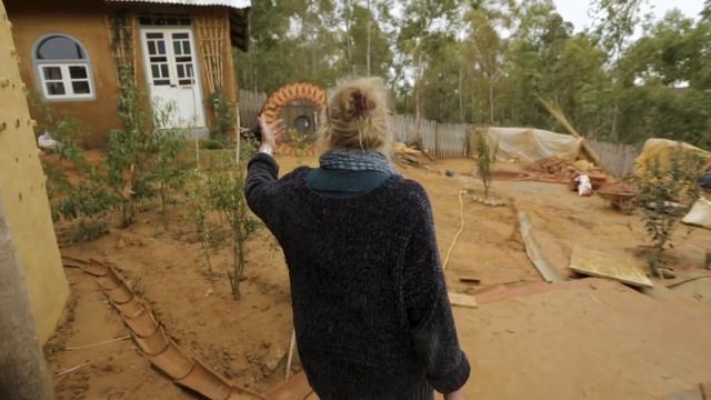 Woman Creates Tiny House Cottage and Eco Village from Adobe Brick in Morocco смотреть онлайн