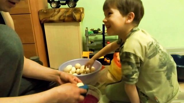 Выводим цыплят в инкубаторе, играя. Подготавливаем куриные яйца. Развивающие видео для детей смотреть онлайн