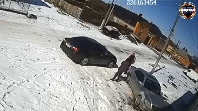 Неудачный прыжок: конь проломил лобовое стекло «Тойоты» в Северной Осетии смотреть онлайн