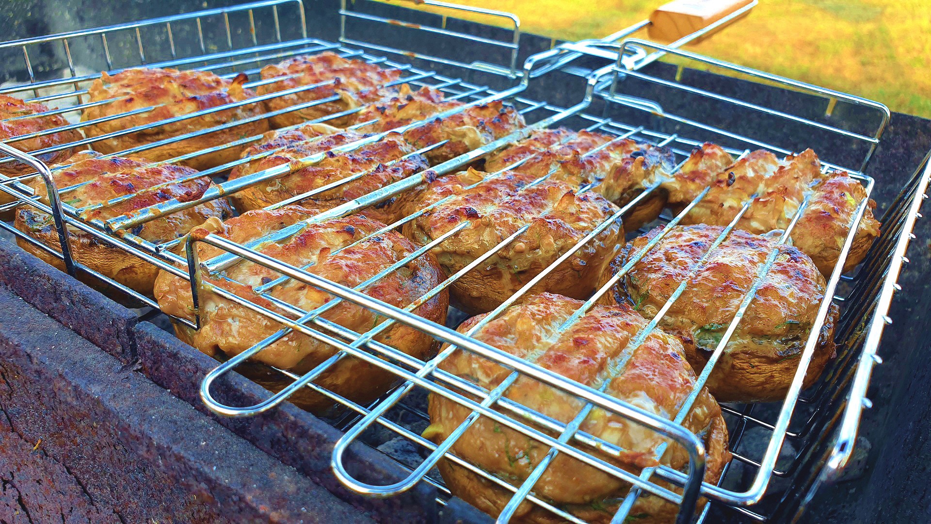 ТАКИЕ ШАМПИНЬОНЫ точно ПОНРАВЯТСЯ ВСЕМ! Фаршированные грибы шампиньоны на мангале. смотреть онлайн