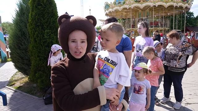 Маленькая Вера - Медведь и Дядя Федор играют в парке аттракционов Сказка
