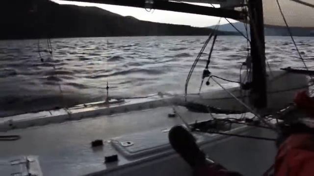 Катамаран Идем под грозовым шквалом смотреть онлайн