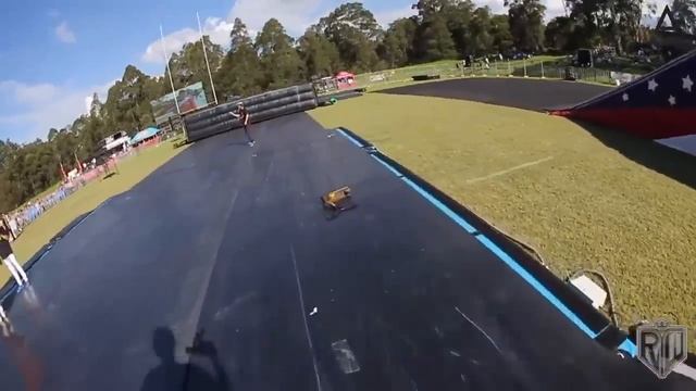 МИНИ САМОКАТ vs МЕГА РАМПА! РАЙАН УИЛЬЯМС MINI SCOOTER vs MEGA RAMP! смотреть онлайн