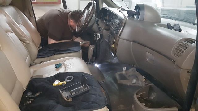 Снимаем центральную консоль Hyundai Starex 2002 4wd смотреть онлайн