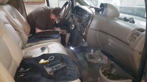 Снимаем центральную консоль Hyundai Starex 2002 4wd