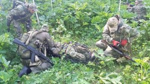 Эвакуация раненого бойца с поля боя