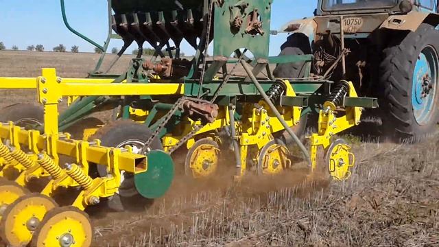 No till. The seeder is in work. 8 день Работа сеялки вид справа смотреть онлайн