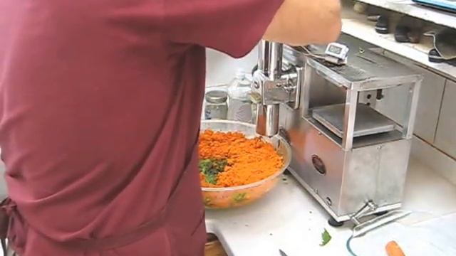 Stress testing the new Zero Blowback Maxi Shredder cutter on a Whole Health Foundation juicer. смотреть онлайн